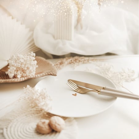 Biały talerz porcelanowy 20 cm - Motyw złotego serca na ślub dla pary
