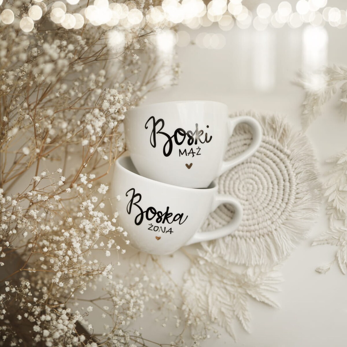 Zestaw 2 białych kubków porcelanowych 500 ml - motyw złotego serca i napisów boski mąż boska żona dla małżonków na ślub