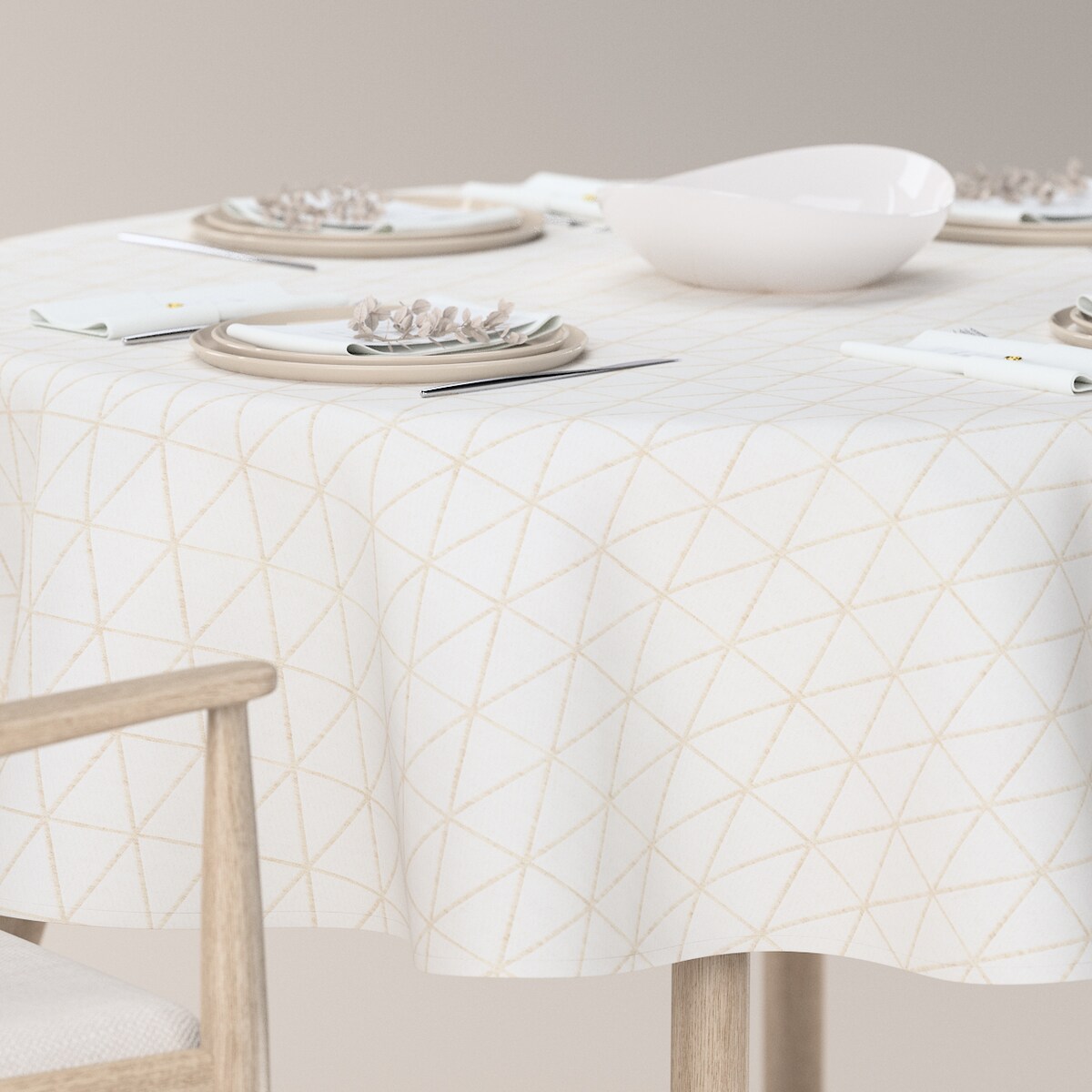 Obrus okrągły 130 x 130 cm beżowe trójkąty na kremowo-białym tle