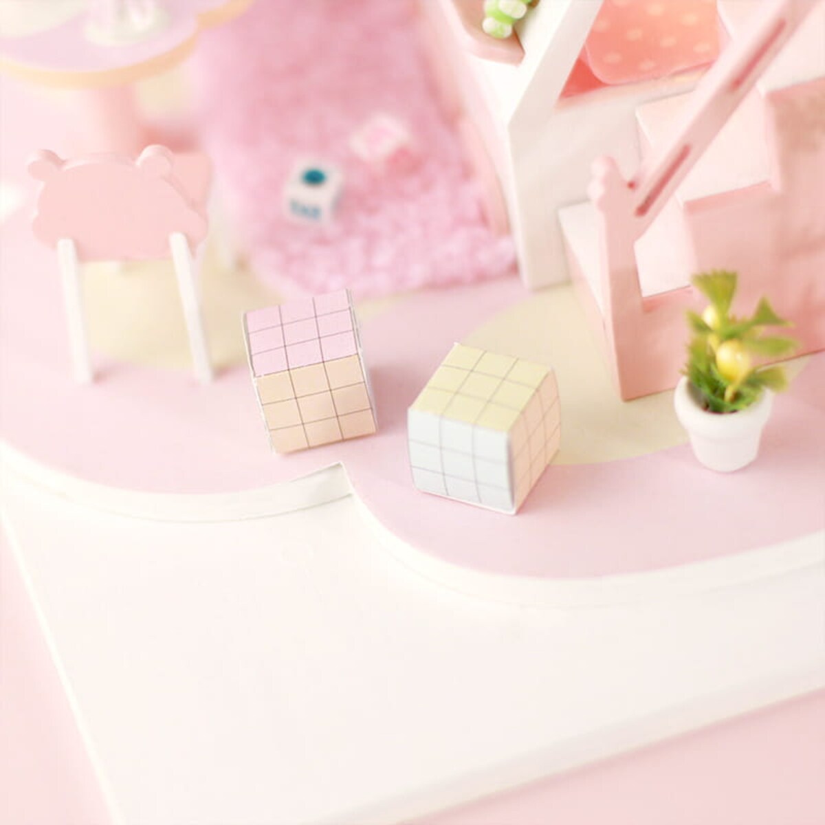 Miniaturowy domek - Różowy miś