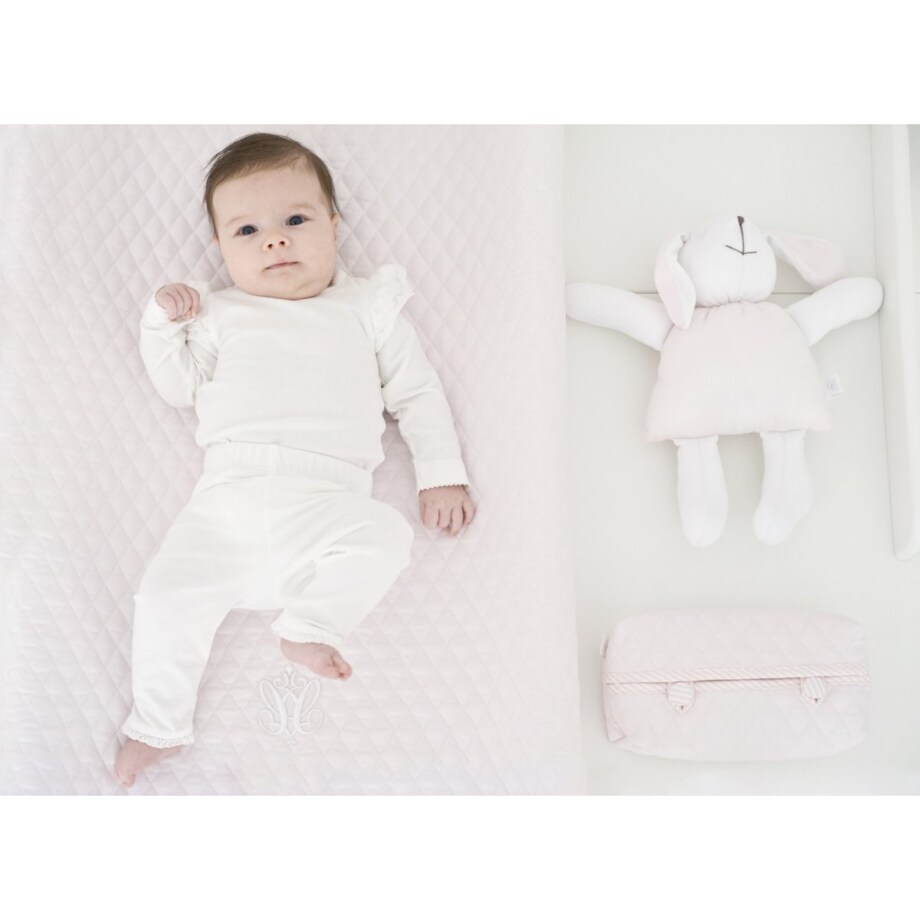 Przewijak pudrowy pikowany z haftem