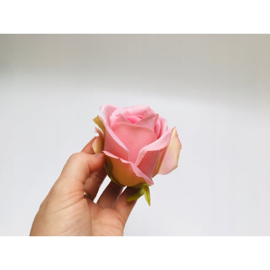 Róża sztuczna wyrobowa do wiązanek główka pąk kwiaty duża różowa stroika