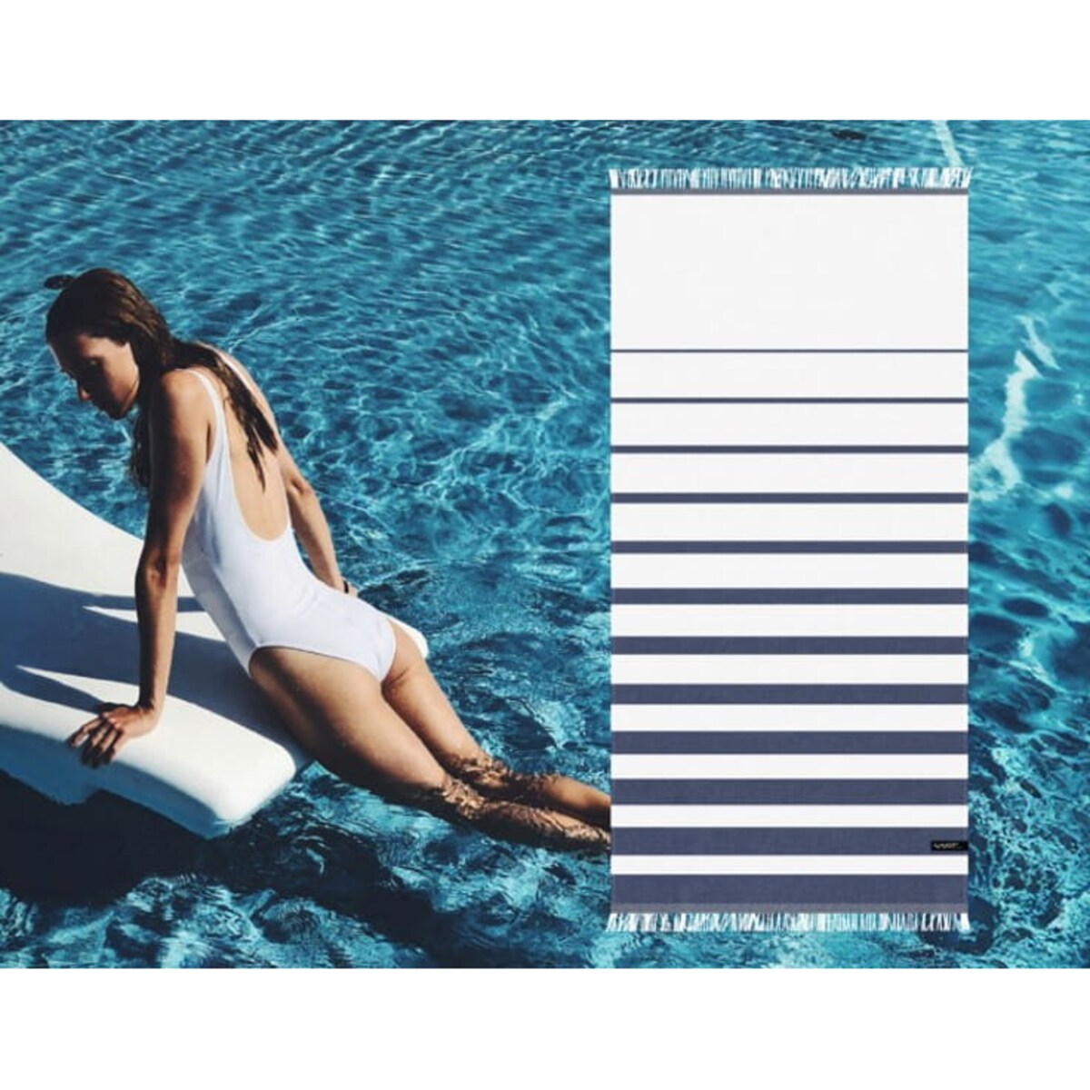 Ręcznik plażowy bambusowy 70x150 cm wzór w pasy paski biało niebieskie morski szybkoschnący z frędzlami cienki