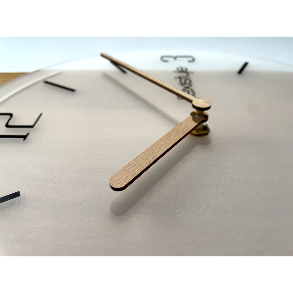 Drewniany zegar ścienny Geometric 40cm biały mrożony