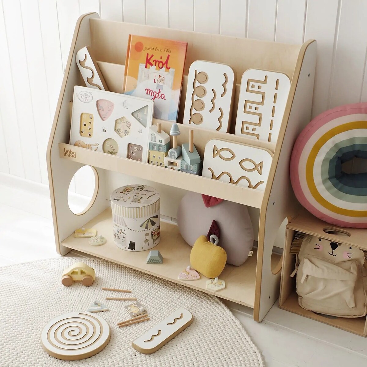 Drewniany regał na książki i zabawki