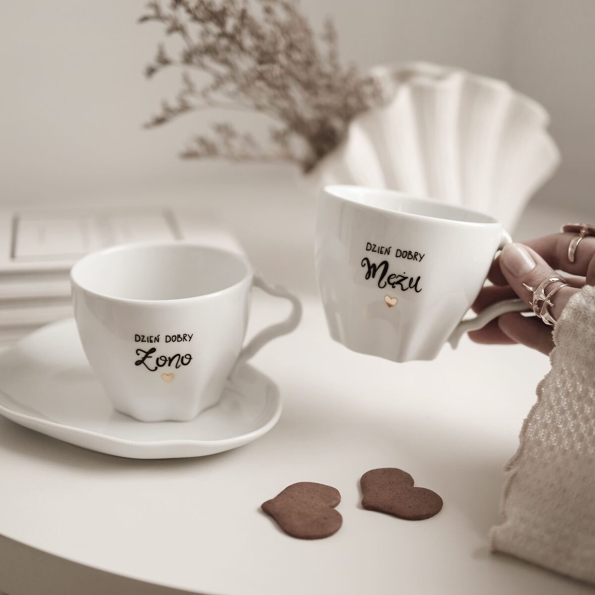 Biała Asymetryczna Filiżanka Porcelanowa ze Spodkiem 200 ml - Napis Dzień Mężu ze Złotym Sercem dla Męża na Rocznicę Ślubu