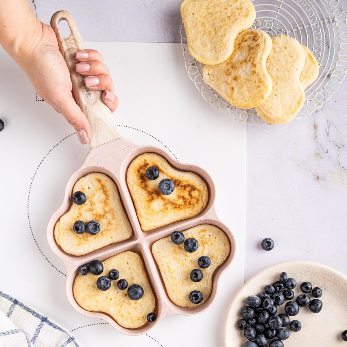 Patelnia marmurkowa 4 w 1 serca do naleśników jajek placków pancake 19x19cm RÓŻOWA KLAUSBERG