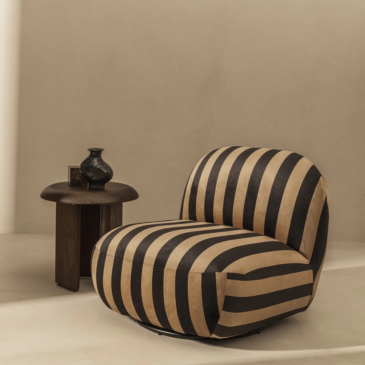 Fotel obrotowy 73x85x85 cm TENNO brązowo-czarne pasy
