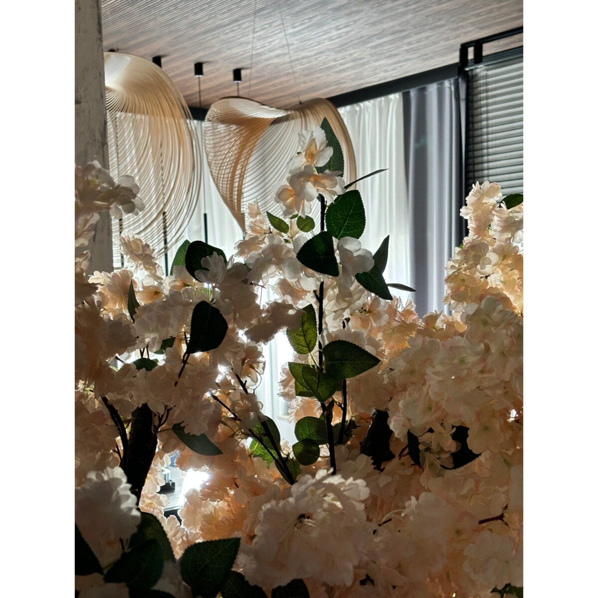 Drzewo kwitnącej wiśni z herbacianymi kwiatami na naturalnym pniu 220 cm