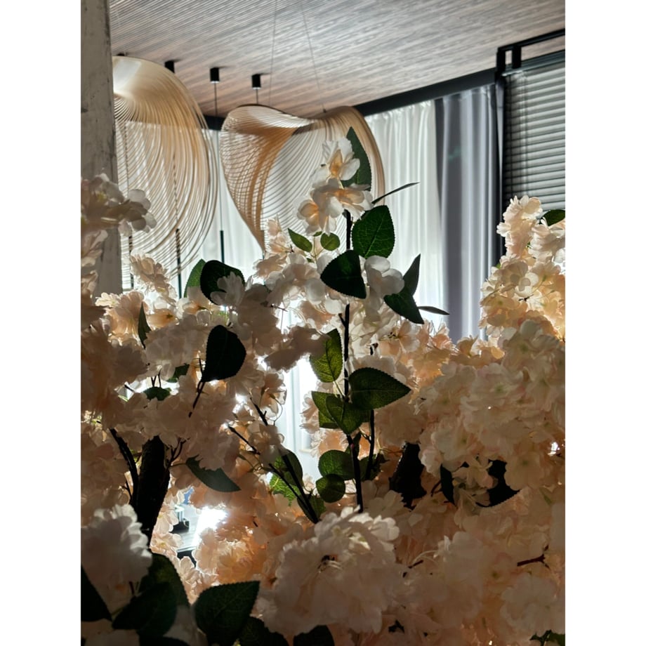 Drzewo kwitnącej wiśni z herbacianymi kwiatami na naturalnym pniu 220 cm