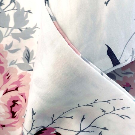 Pościel satyna bawełniana 200x220 Exclusive Gardenya biała w wiosenne różowe i niebieskie kwiaty