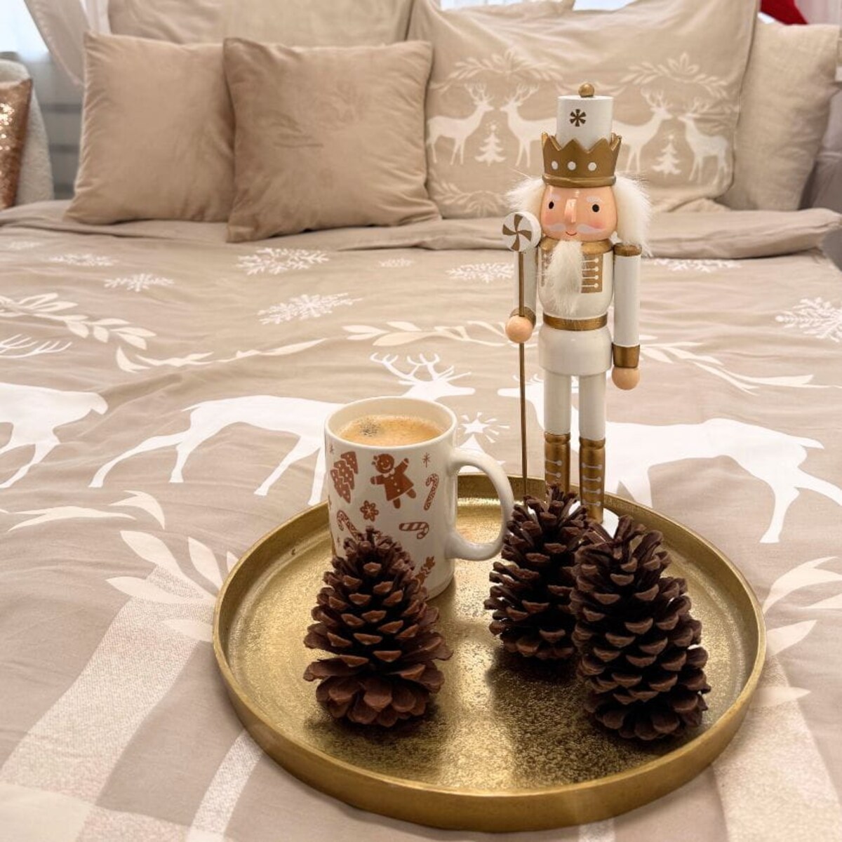 Pościel bawełniana świąteczna 160x200 BEŻOWO-BIAŁA Z RENIFERAMI I ŚNIEŻYNKAMI