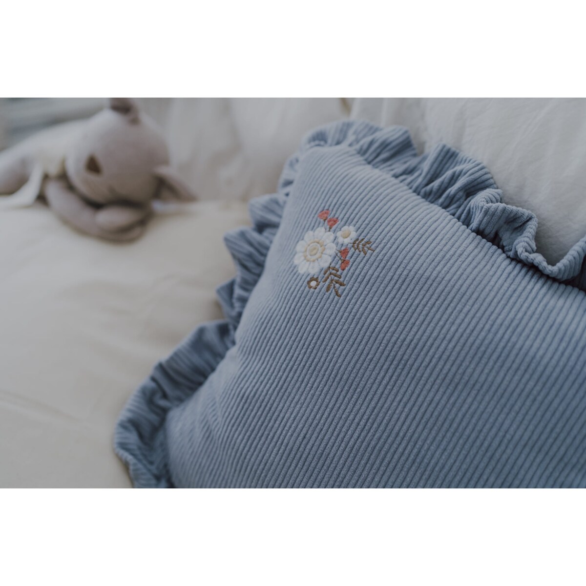 Poduszka dekoracyjna sztruksowa z falbanką blue