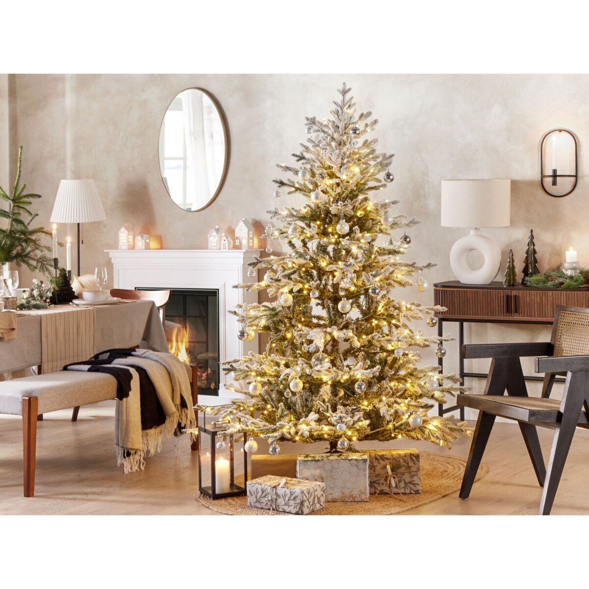 Ośnieżona sztuczna choinka ze światełkami 180 cm biała BRISCO