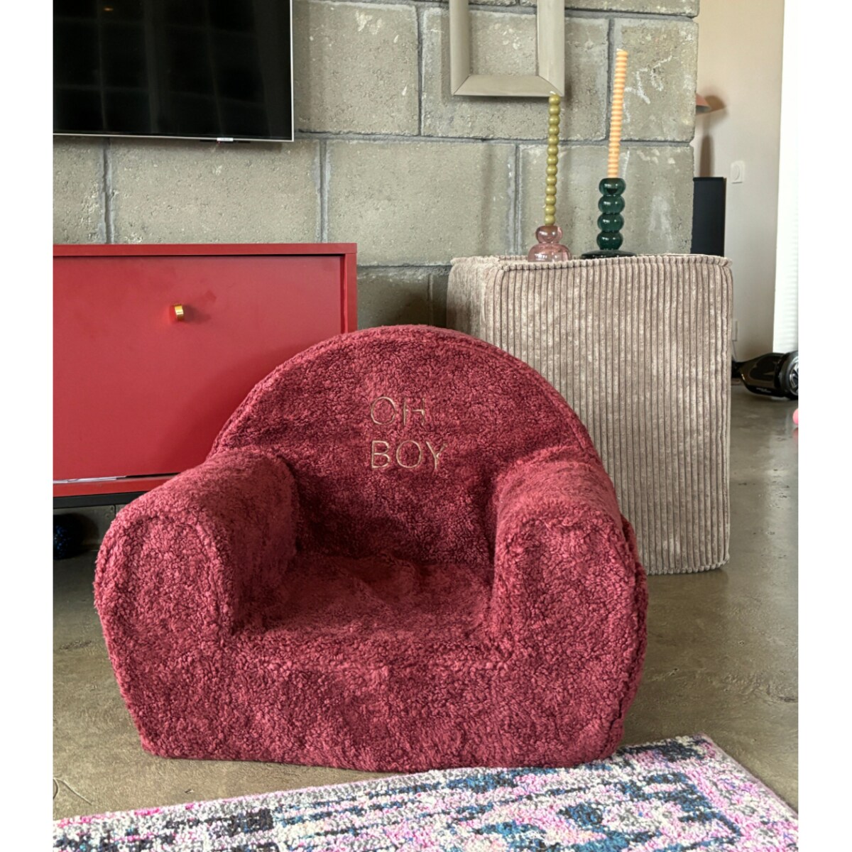 Futrzany fotelik dla dziecka z haftowanym imieniem cherry