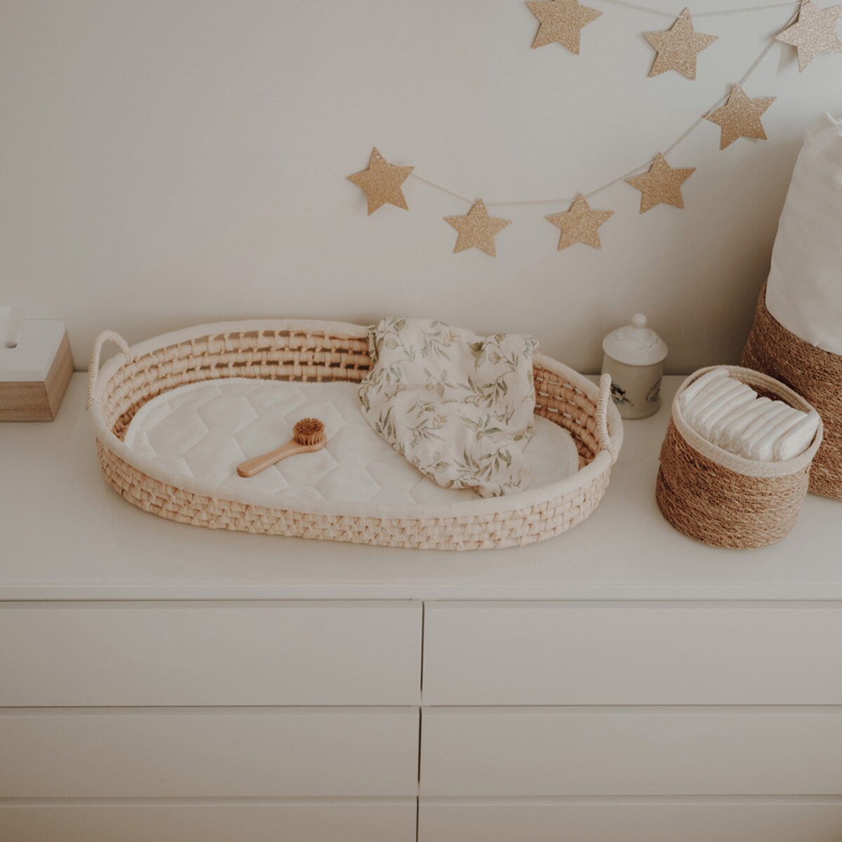 Kosz do przewijania — pleciony z grubej trawy