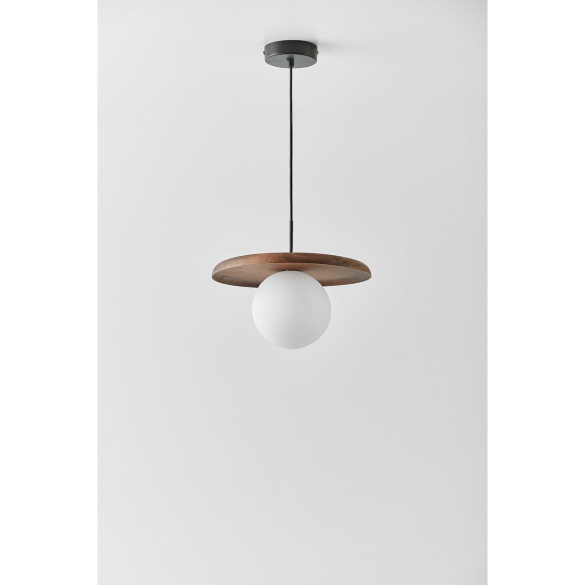 Lampa wisząca z drewna akacjowego Freidy