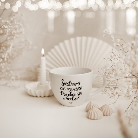 Biały kubek porcelanowy 500 ml - złote serce i napis siostrami nie zawsze trzeba się urodzić na urodziny dla przyjaciółki