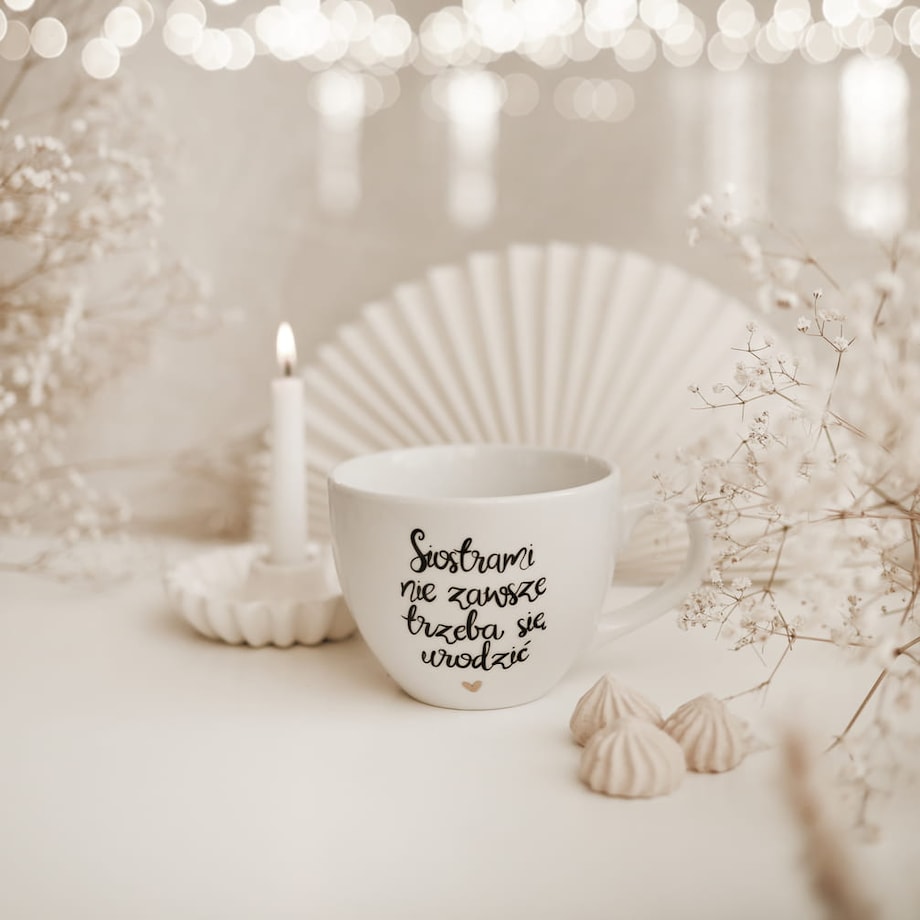 Biały kubek porcelanowy 500 ml - złote serce i napis siostrami nie zawsze trzeba się urodzić na urodziny dla przyjaciółki