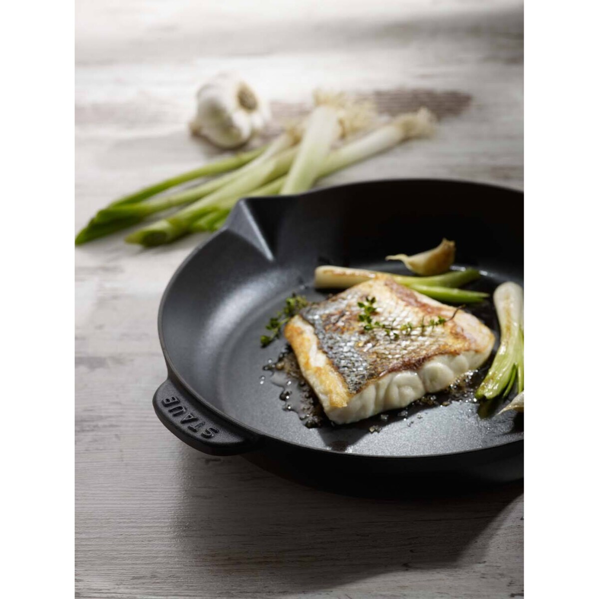 STAUB Patelnia żeliwna z metalowym uchwytem 26 cm, czarny