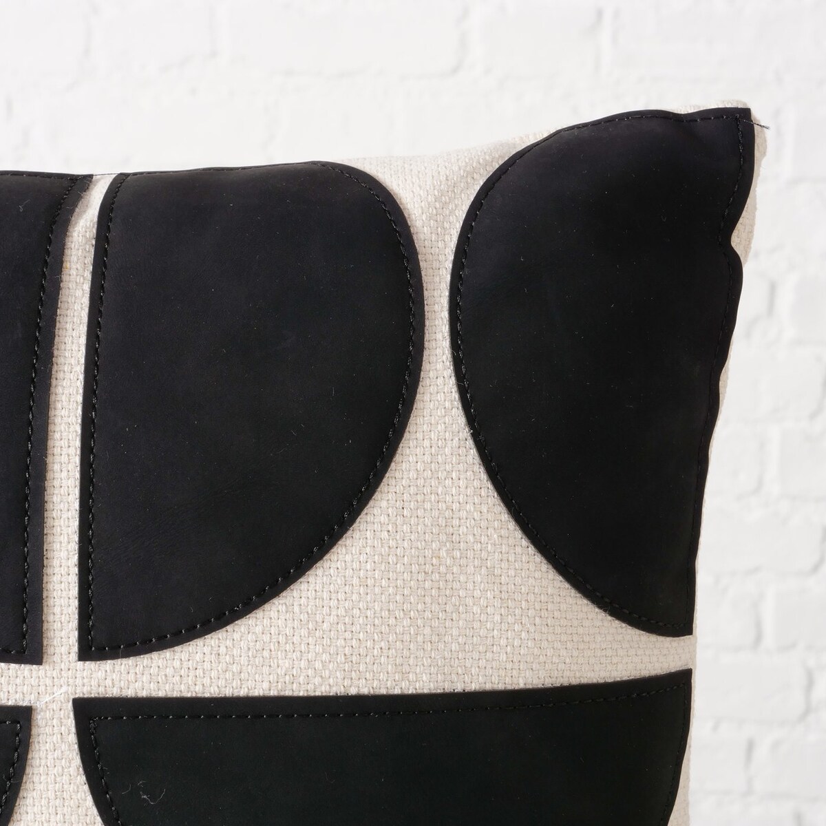 Poduszka dekoracyjna z geometrycznym wzorem LARSON, 28 x 48 cm