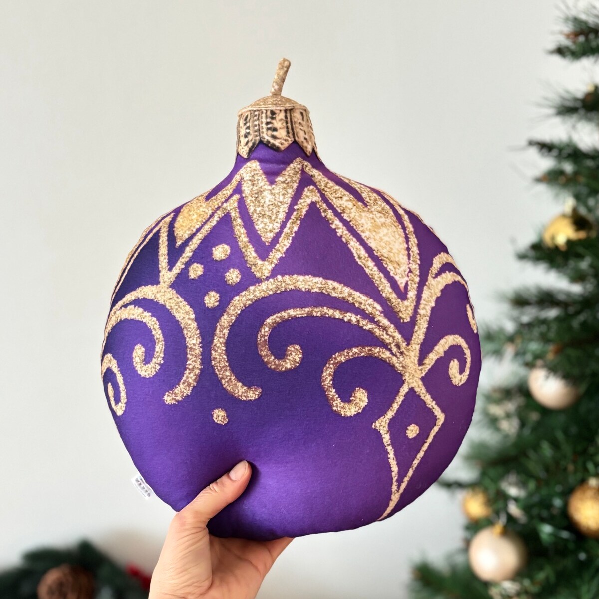 Poduszka dekoracyjna purpurowa Bombka mała