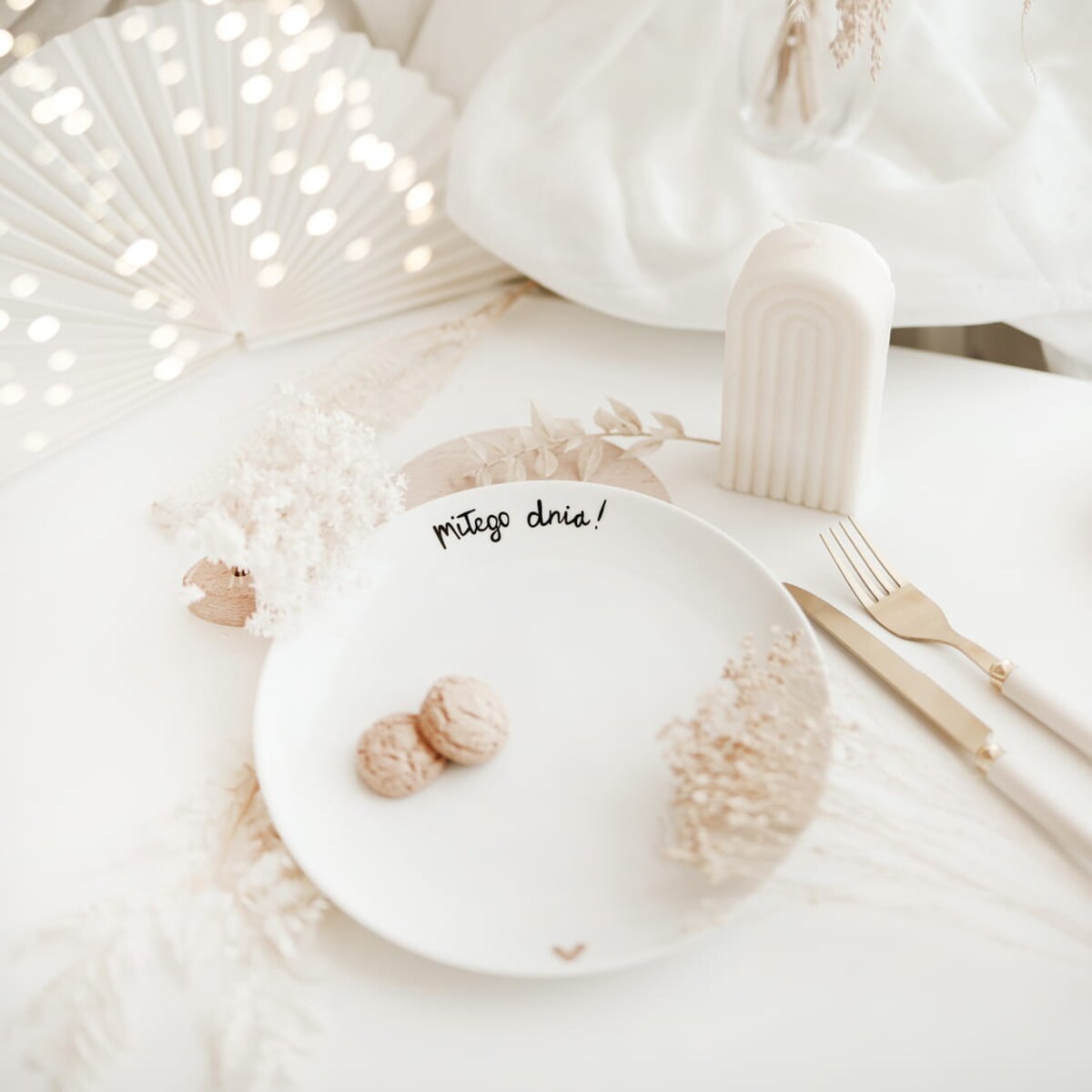 Biały talerz porcelanowy - motyw złotego serca z napisem Miłego dnia dla bliskiej osoby na każdą okazję