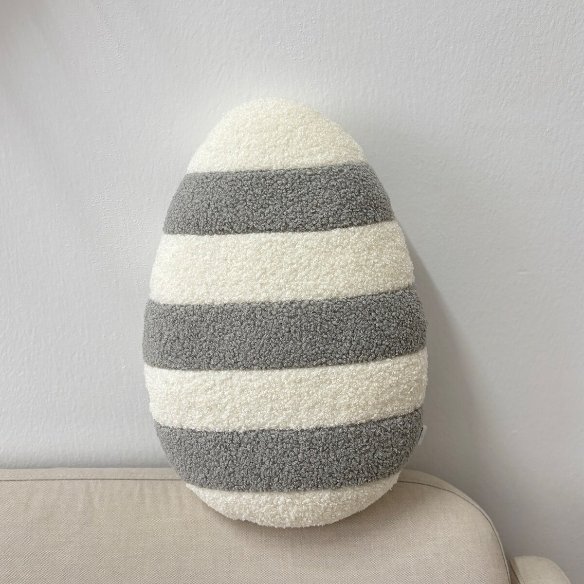 Poduszka jajko pisanka w paski jasny szary ecru