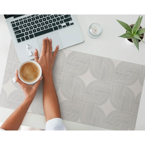 Beżowa mata na biurko Geometryczny wzór linii, 90x45 cm