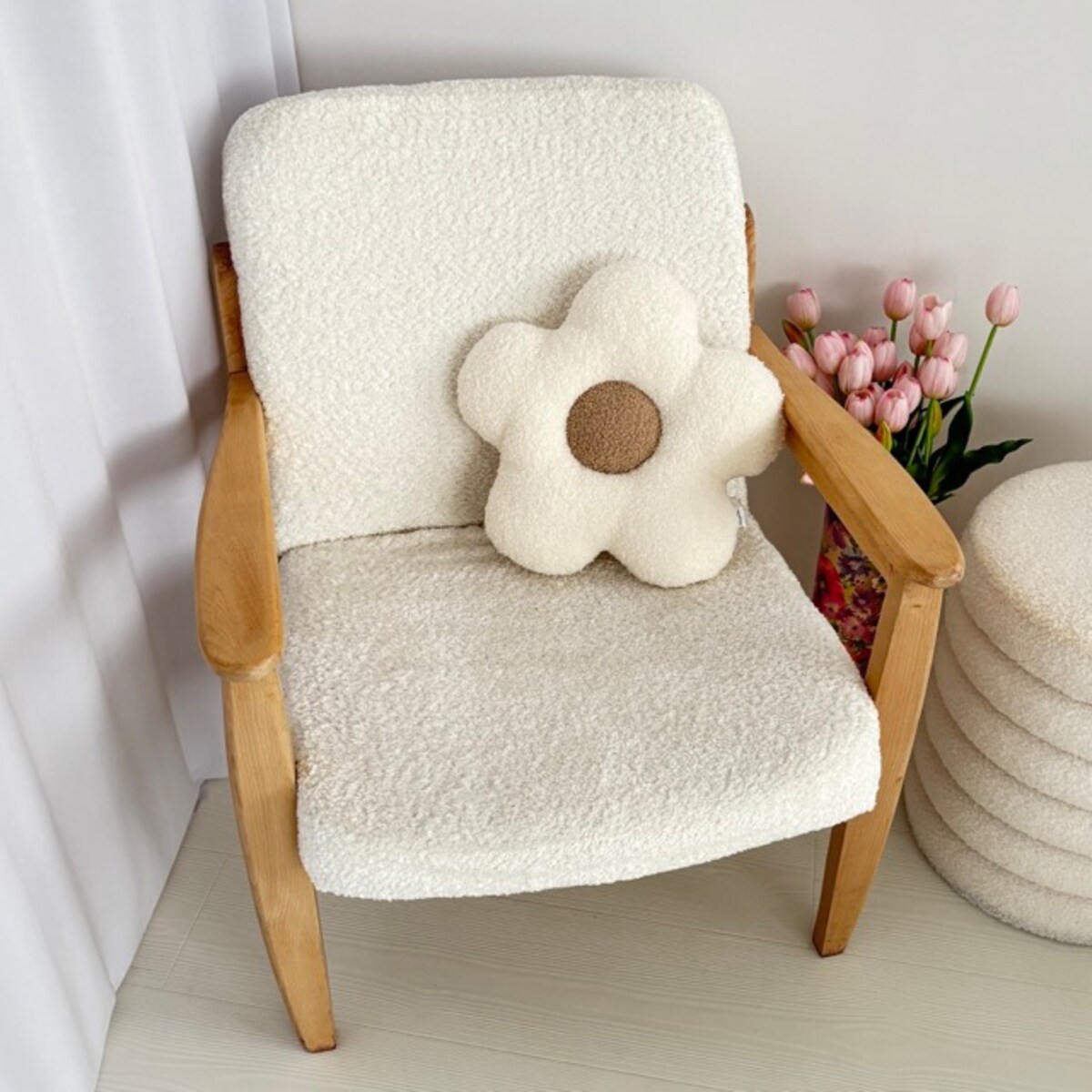 Poduszka boucle mały Kwiatek biały / beż