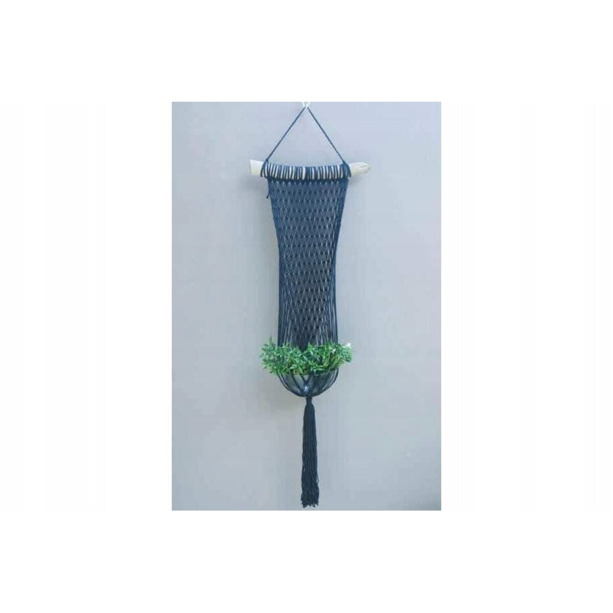 DŁUGI POJEDYNCZY KWIETNIK MAKRAMA Z DREWNEM KREMOWY