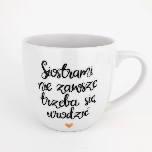 Biały Kubek Porcelanowy 300 ml - Napis Siostrami Nie Zawsze Trzeba Się Urodzić i Złote Serce na Dzień Kobiet dla Przyjaciółki