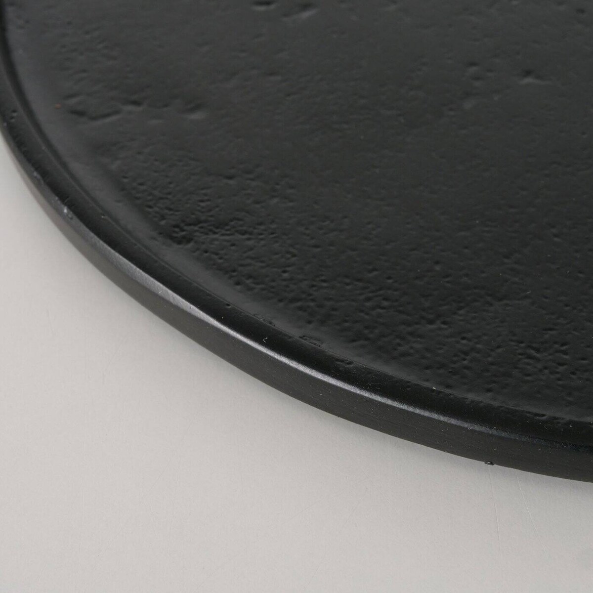 Tace dekoracyjne czarne VALOMI, metalowe, 2 sztuki