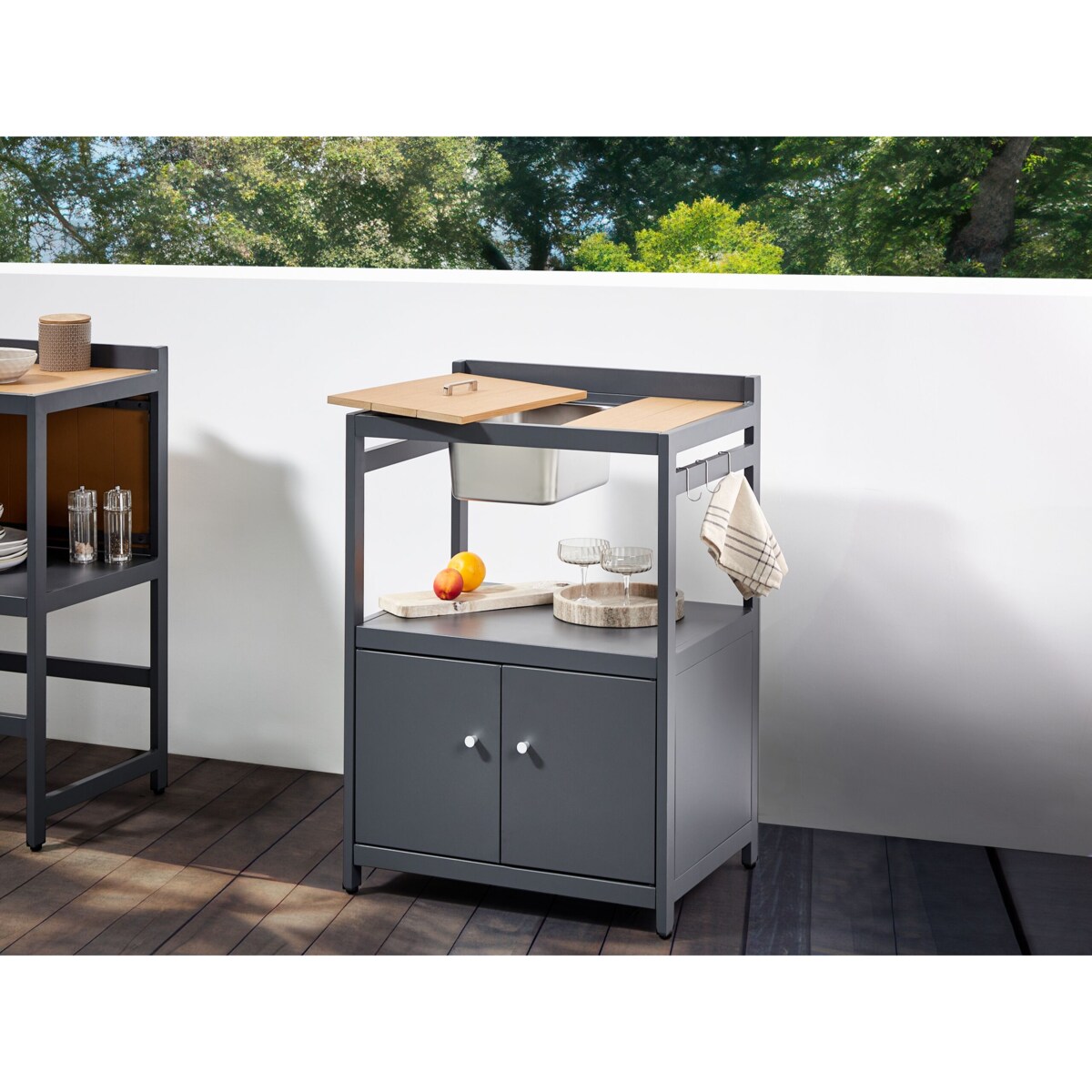 3 częściowa kuchnia ogrodowa szafka i wyspa ze zlewem jasne drewno ORTISEI