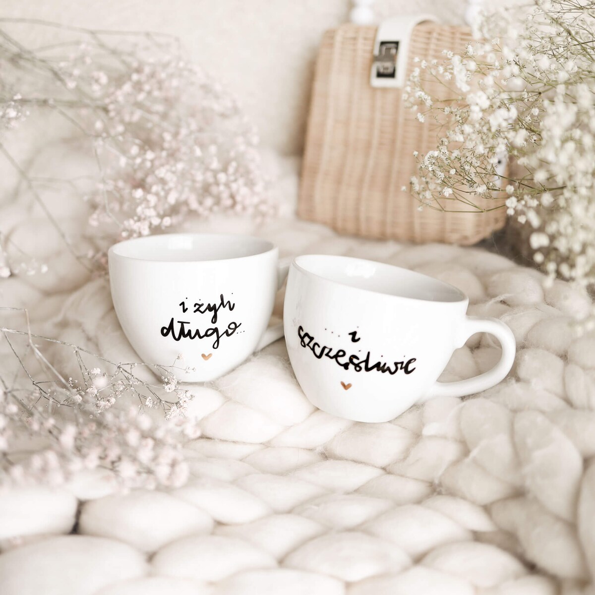Zestaw 2 białych kubków porcelanowych 500 ml - motyw złotego serca i napisu i żyli długo i szczęśliwie dla nowożeńców na ślub