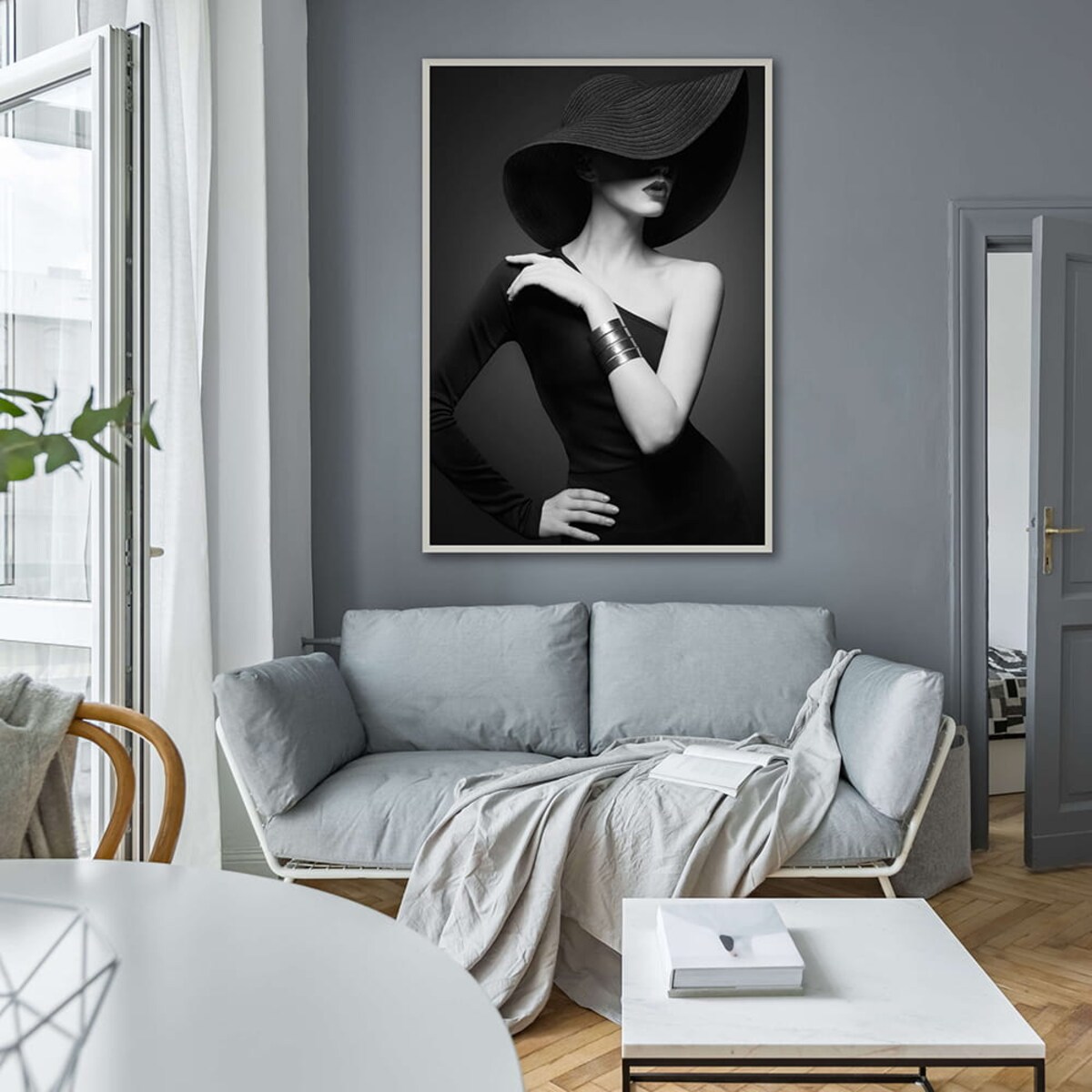 plakat kobieta w czerni 30x40 cm