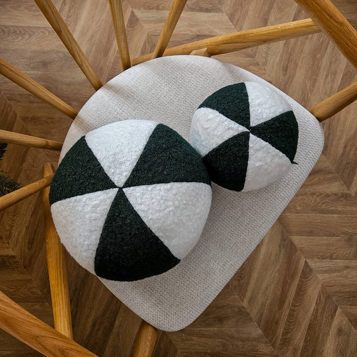 Poduszka SOFT LOOP | biało - zielona kula