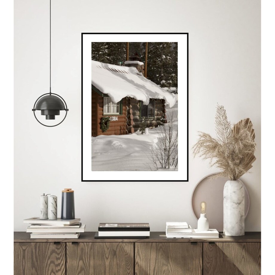 Poster Story, Plakat, Obraz - Drewniana Chata Pokryta Śniegiem, wymiary 50 x 70 cm