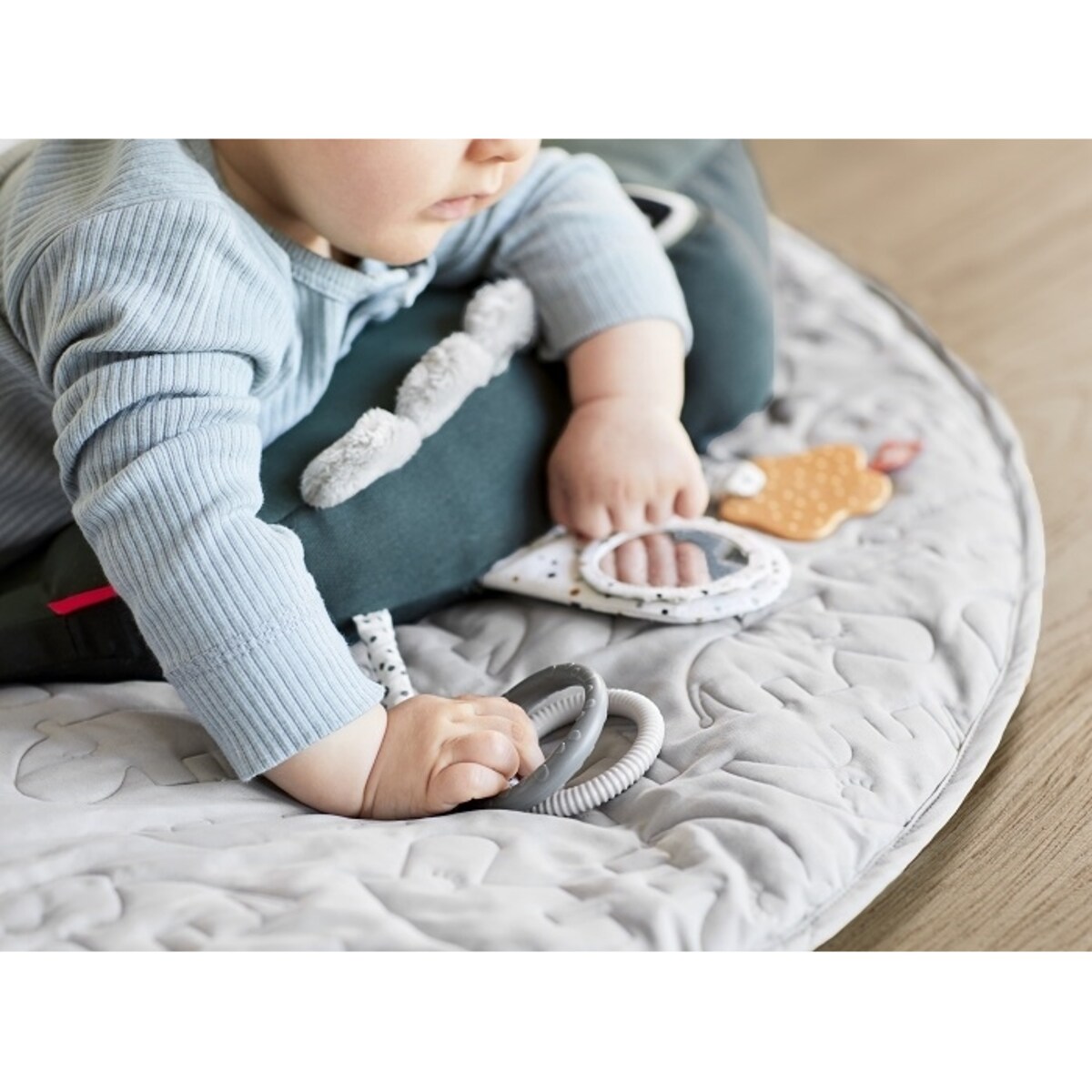 Done By Deer Poduszka z Zabawkami Croco Powder