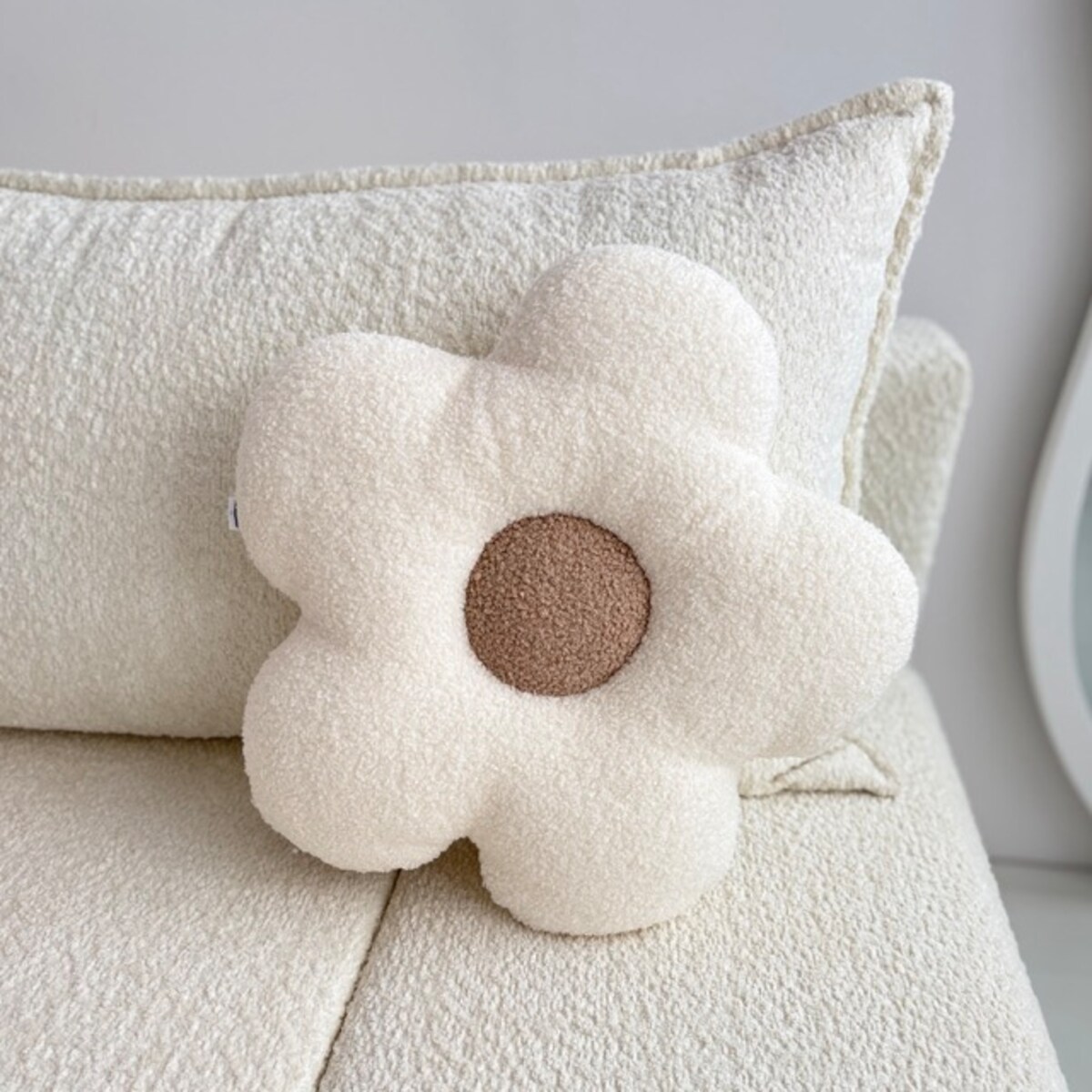 Poduszka boucle duży Kwiatek biały/beż