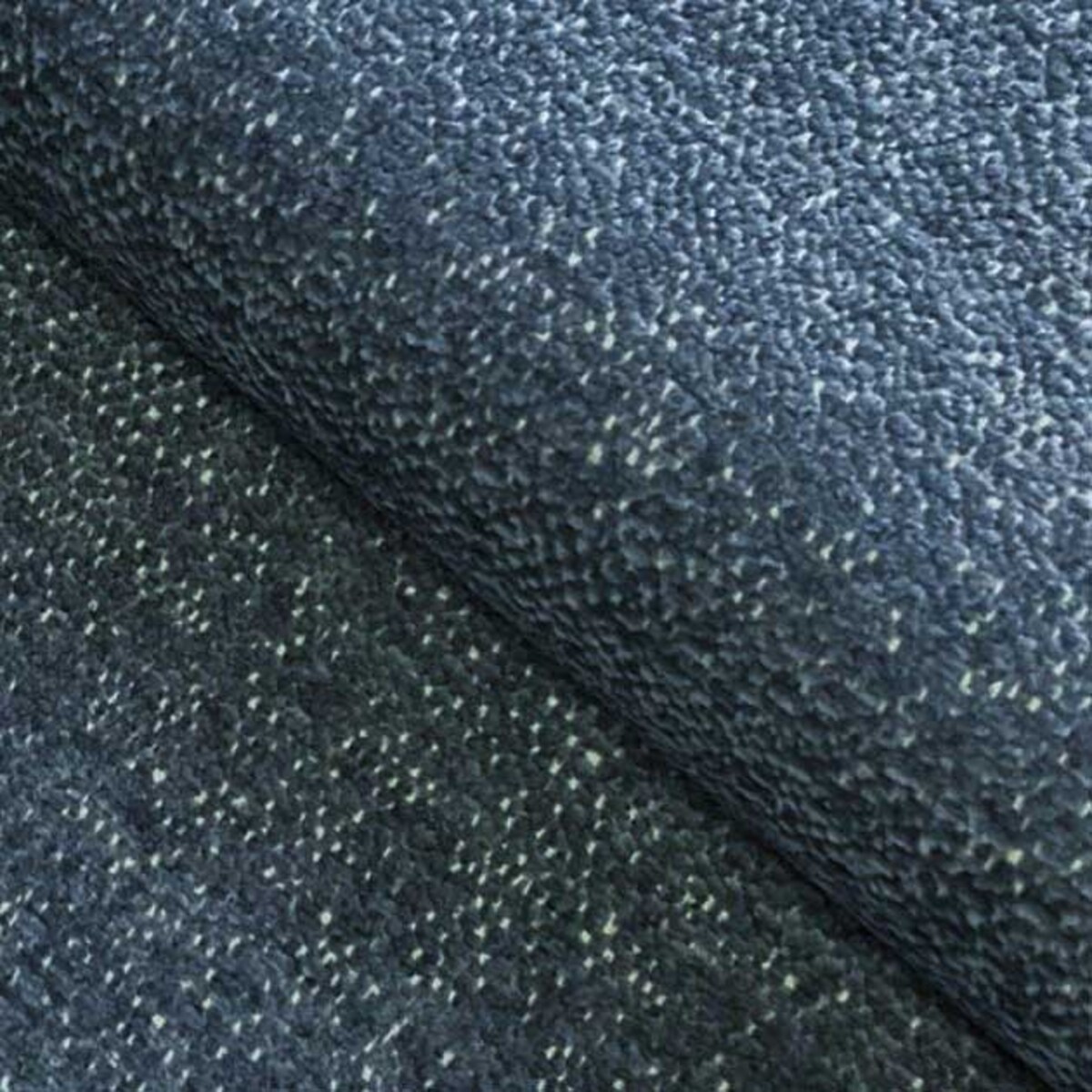 Wygodny Fotel na drewnianych nogach LISA CARO granatowy