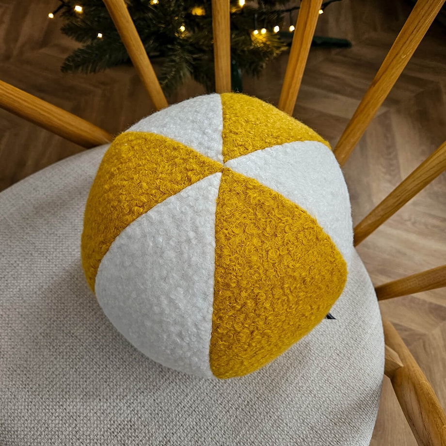 Poduszka SOFT LOOP | biało - musztardowa kula