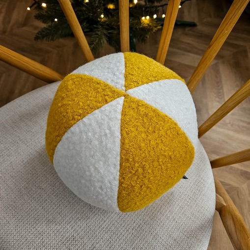Poduszka SOFT LOOP | biało - musztardowa kula