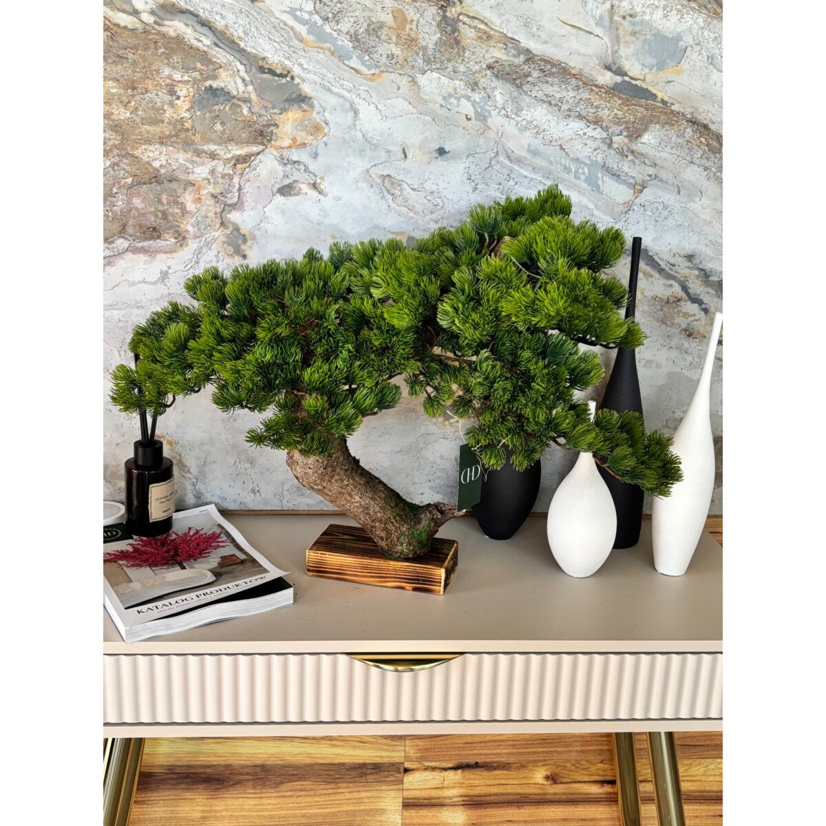 Bonsai iglaste na naturalnym pniu