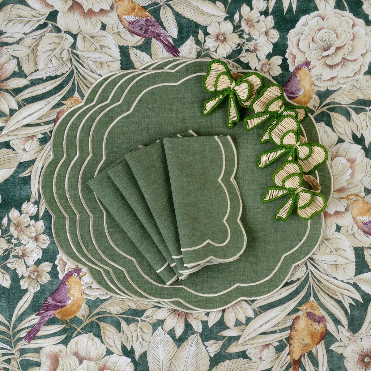 Bieżnik z motywem liści i ptaków Emerald & Mirha – 50 × 150 cm