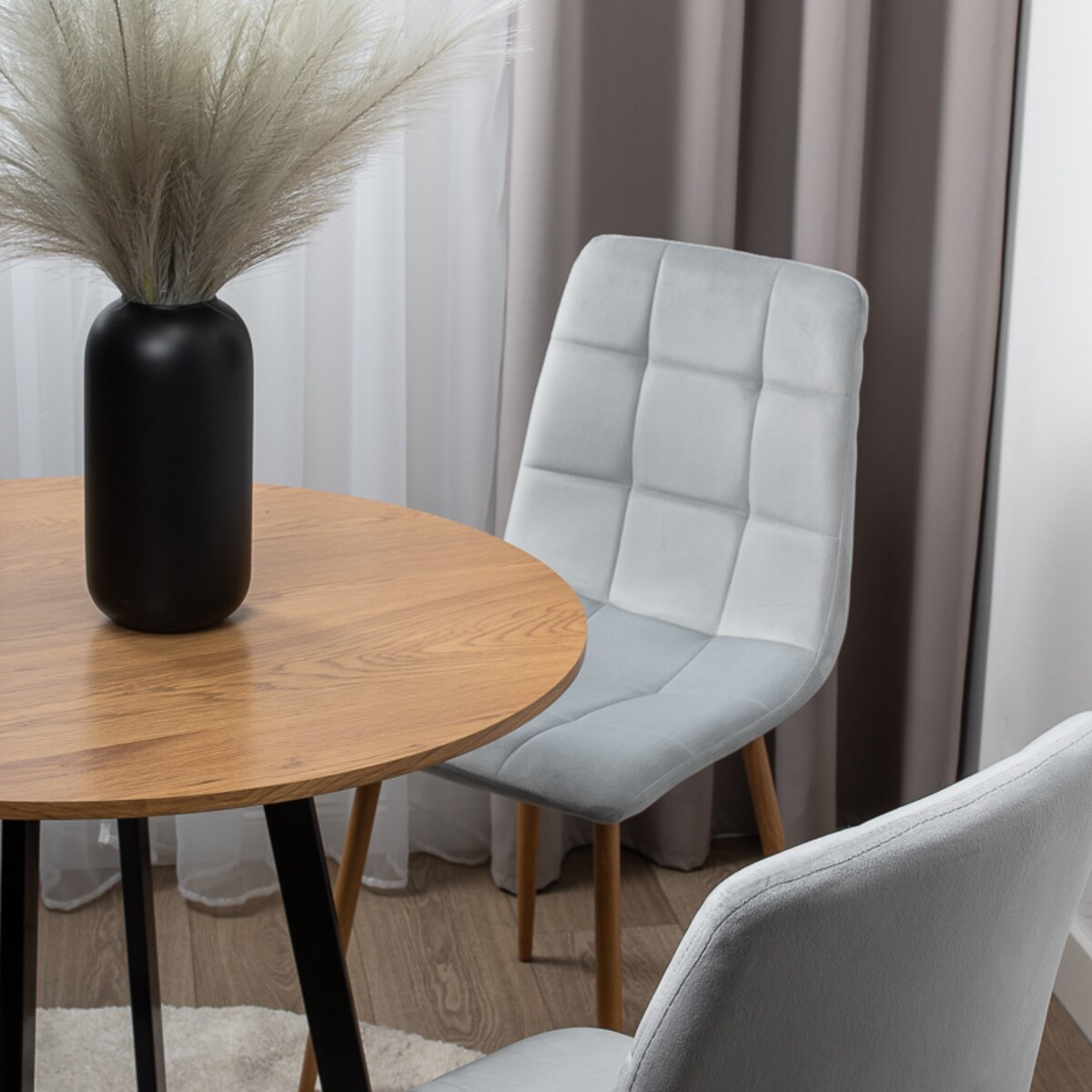 Krzesło tapicerowane do salonu szare welurowe pikowane