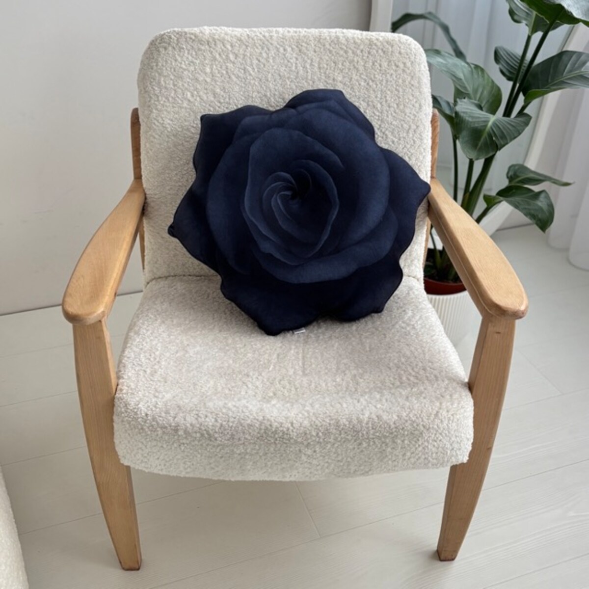 Poduszka kwiat czarna Róża duża