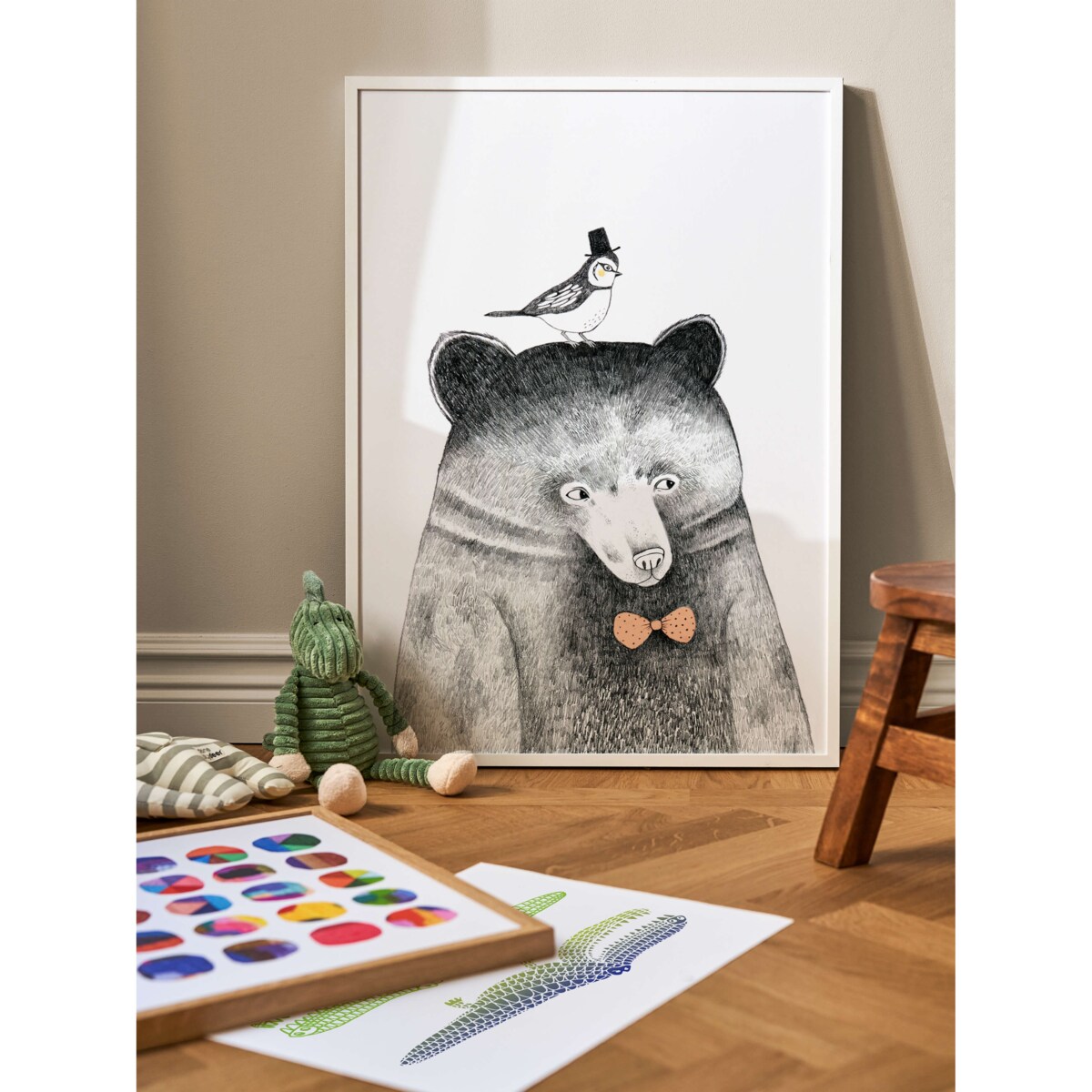 Poster Story, Plakat, Obraz - Niedźwiadek z Sikorką na Głowie, wymiary 60 x 84 cm