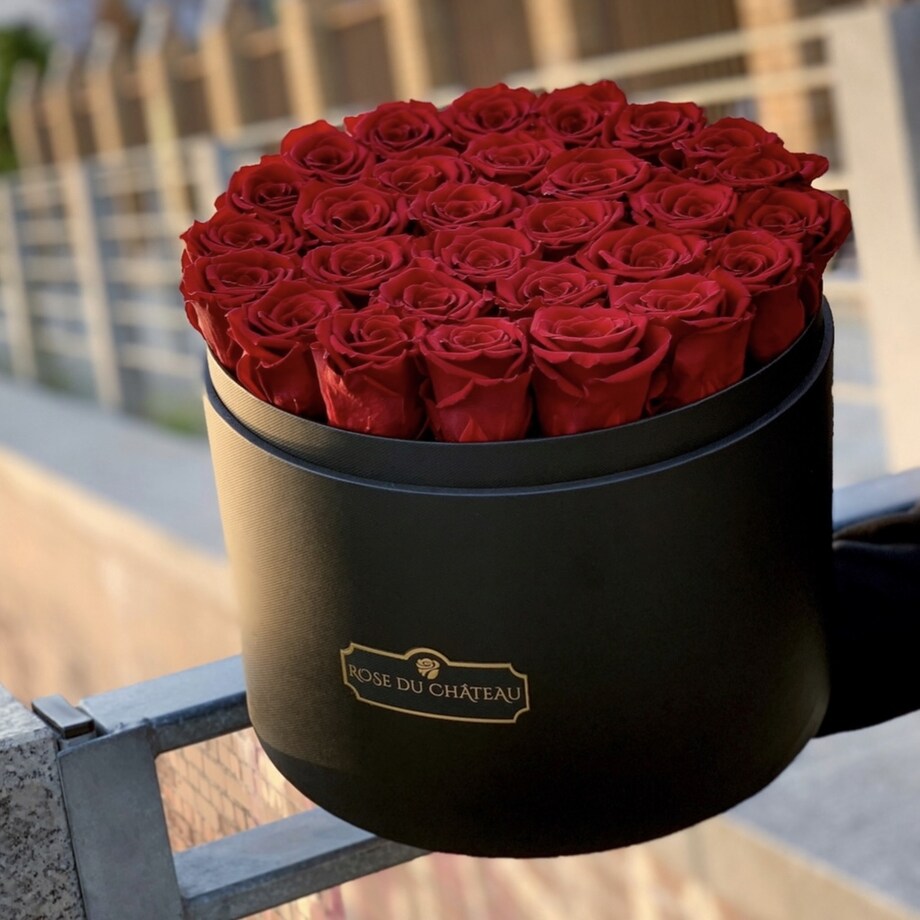 Czerwone Wieczne Róże w Czarnym Mega Boxie