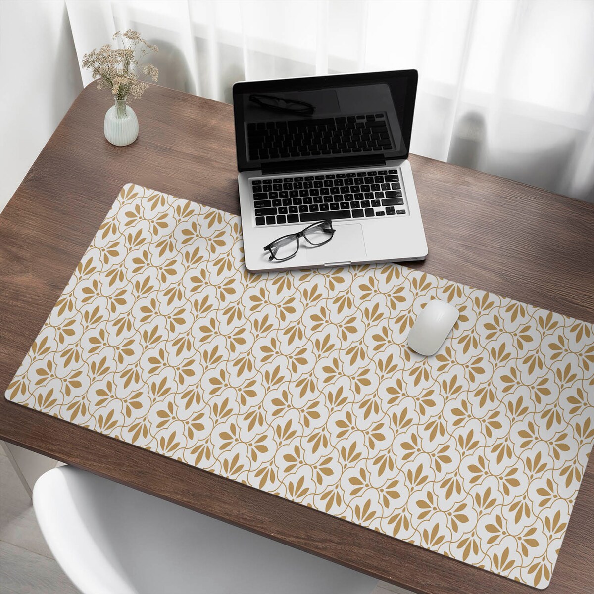 Brązowa mata na biurko Ornament roślinny, 120x60 cm